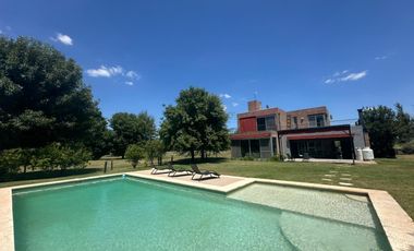 VENTA: Casa sobre un lote de 1000m2, parque y pileta al Golf.