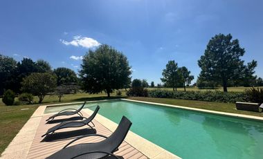 VENTA: Casa sobre un lote de 1000m2, parque y pileta al Golf.