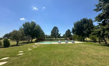 VENTA: Casa sobre un lote de 1000m2, parque y pileta al Golf.