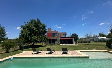 VENTA: Casa sobre un lote de 1000m2, parque y pileta al Golf.