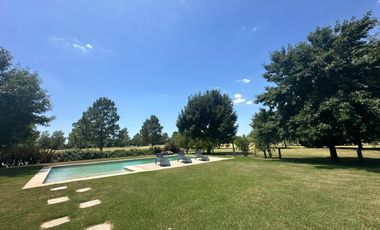 VENTA: Casa sobre un lote de 1000m2, parque y pileta al Golf.