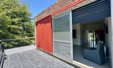 VENTA: Casa sobre un lote de 1000m2, parque y pileta al Golf.