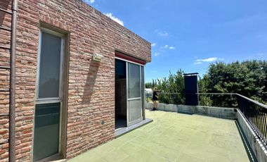 VENTA: Casa sobre un lote de 1000m2, parque y pileta al Golf.