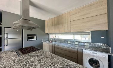 VENTA: Casa sobre un lote de 1000m2, parque y pileta al Golf.