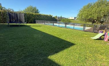 Casa 5 ambientes a la laguna en alquiler - Barrio Privado Las Golondrinas - Hudson