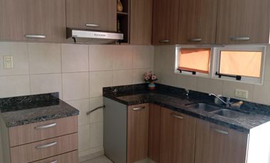 Casa 2 dorm., con todos los servicios!