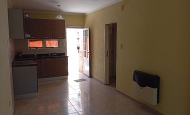 Casa 2 dorm., con todos los servicios!