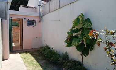 Casa 2 dorm., con todos los servicios!