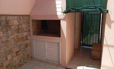 Casa 2 dorm., con todos los servicios!