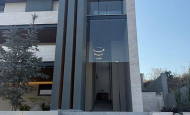 Se Vende Residencia de Lujo en Rancho San Juan – Zona Esmeralda