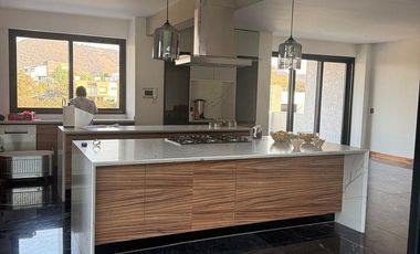 Se Vende Residencia de Lujo en Rancho San Juan – Zona Esmeralda