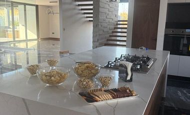 Se Vende Residencia de Lujo en Rancho San Juan – Zona Esmeralda