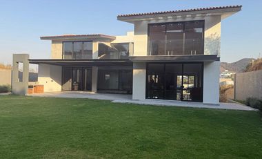 Se Vende Residencia de Lujo en Rancho San Juan – Zona Esmeralda