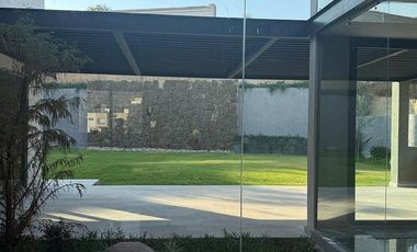 Se Vende Residencia de Lujo en Rancho San Juan – Zona Esmeralda