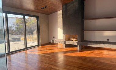 Se Vende Residencia de Lujo en Rancho San Juan – Zona Esmeralda