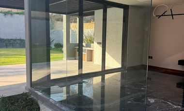 Se Vende Residencia de Lujo en Rancho San Juan – Zona Esmeralda