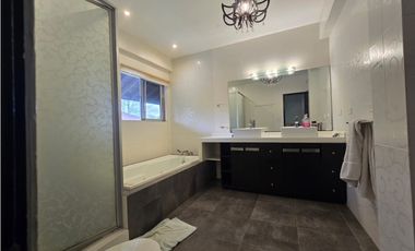 Venta de casa en Clayton - Calle Carrol - Ancon - D.D