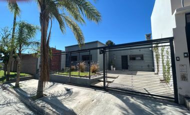 Casa en venta c/ cochera en Avellaneda Y Tula