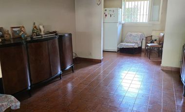 CASA 3 AMB EN VENTA CON COCHERA Y JARDIN EN MORON