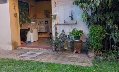 CASA 3 AMB EN VENTA CON COCHERA Y JARDIN EN MORON