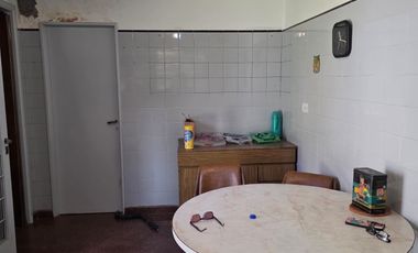 CASA 3 AMB EN VENTA CON COCHERA Y JARDIN EN MORON