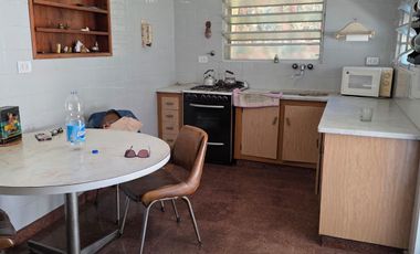 CASA 3 AMB EN VENTA CON COCHERA Y JARDIN EN MORON