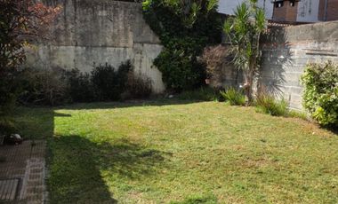CASA 3 AMB EN VENTA CON COCHERA Y JARDIN EN MORON
