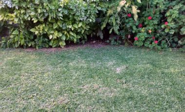 CASA 3 AMB EN VENTA CON COCHERA Y JARDIN EN MORON
