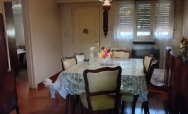 CASA 3 AMB EN VENTA CON COCHERA Y JARDIN EN MORON