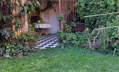 CASA 3 AMB EN VENTA CON COCHERA Y JARDIN EN MORON
