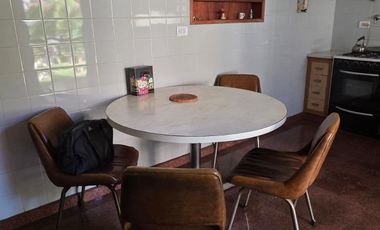 CASA 3 AMB EN VENTA CON COCHERA Y JARDIN EN MORON