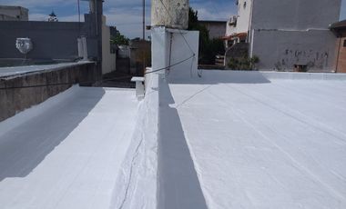 CASA 3 AMB EN VENTA CON COCHERA Y JARDIN EN MORON