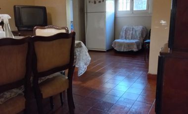 CASA 3 AMB EN VENTA CON COCHERA Y JARDIN EN MORON