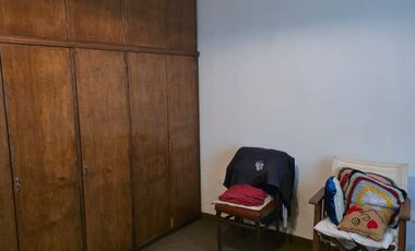 CASA 3 AMB EN VENTA CON COCHERA Y JARDIN EN MORON