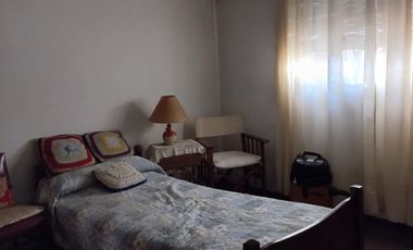 CASA 3 AMB EN VENTA CON COCHERA Y JARDIN EN MORON