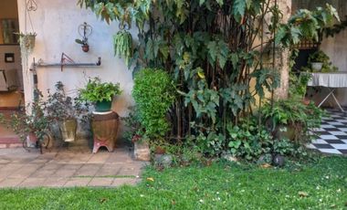 CASA 3 AMB EN VENTA CON COCHERA Y JARDIN EN MORON