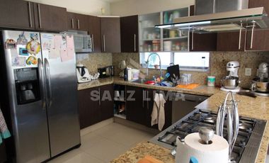 Campestre de Celaya: Casa de 4 recamaras en exclusivo fraccionamiento.