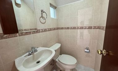 Casa en RENTA en Toluca, cerca de Plaza Santin, a 05 minutos del Aeropuerto.