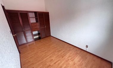 Casa en RENTA en Toluca, cerca de Plaza Santin, a 05 minutos del Aeropuerto.