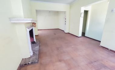 Casa esquina, bien ubicada San Miguel