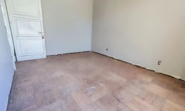 Casa esquina, bien ubicada San Miguel