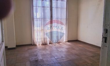 Casa esquina, bien ubicada San Miguel