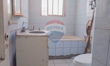 Casa esquina, bien ubicada San Miguel