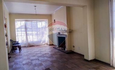 Casa esquina, bien ubicada San Miguel