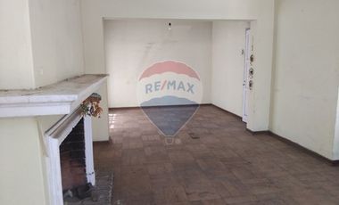 Casa esquina, bien ubicada San Miguel