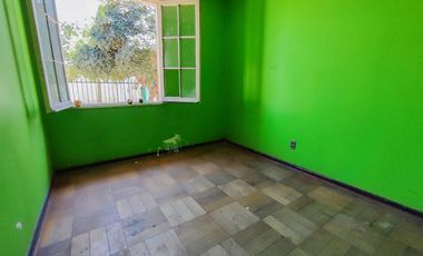 Casa esquina, bien ubicada San Miguel