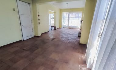 Casa esquina, bien ubicada San Miguel