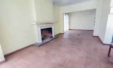 Casa esquina, bien ubicada San Miguel