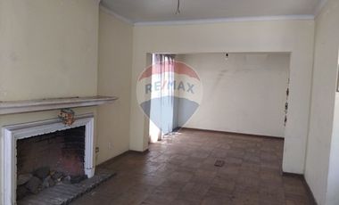 Casa esquina, bien ubicada San Miguel