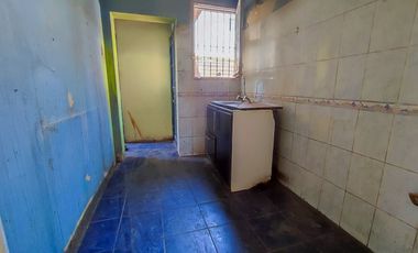 Casa esquina, bien ubicada San Miguel